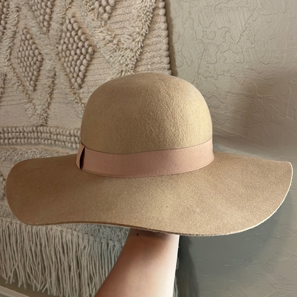 New with tags 100% Wool Hat